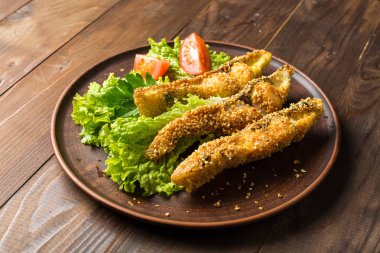 Lezzetli balık tabağı tablo yakın çekim üzerinde pişmiş