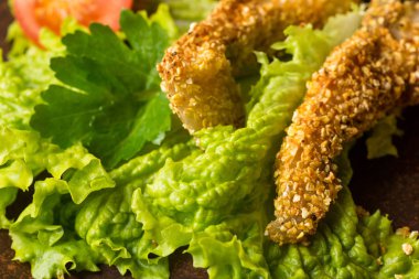 Lezzetli balık tabağı tablo yakın çekim üzerinde pişmiş