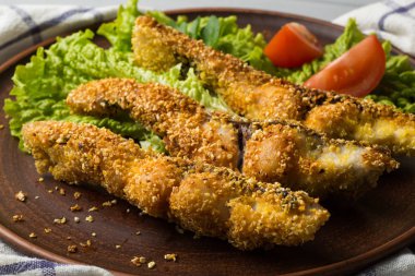 Lezzetli balık tabağı tablo yakın çekim üzerinde pişmiş