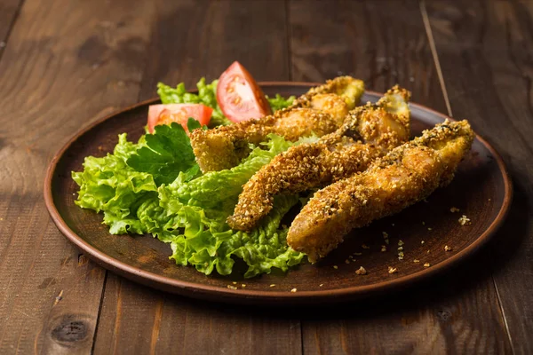 Lezzetli balık tabağı tablo yakın çekim üzerinde pişmiş