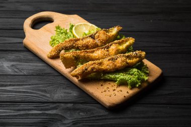 Ahşap rustik boyutunda bir tahta üzerinde çıtır çıtır kızarmış balık