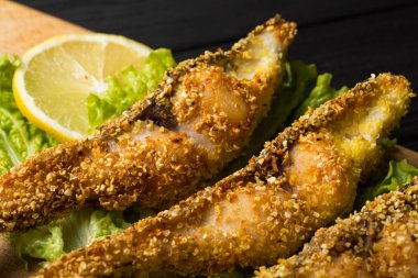 Ahşap rustik boyutunda bir tahta üzerinde çıtır çıtır kızarmış balık