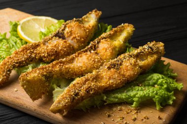 Ahşap rustik boyutunda bir tahta üzerinde çıtır çıtır kızarmış balık