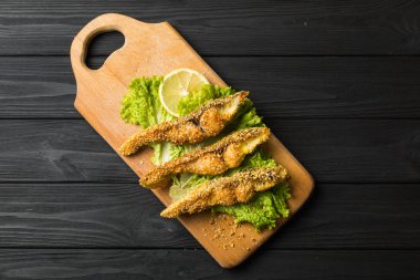 Ahşap rustik boyutunda bir tahta üzerinde çıtır çıtır kızarmış balık