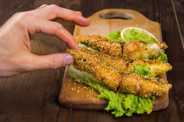 Ahşap rustik boyutunda bir tahta üzerinde çıtır çıtır kızarmış balık