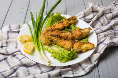 Lezzetli balık tabağı tablo yakın çekim üzerinde pişmiş