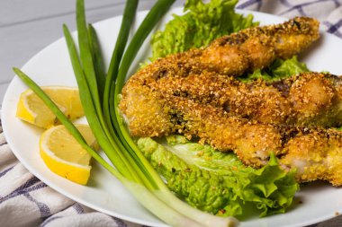 Lezzetli balık tabağı tablo yakın çekim üzerinde pişmiş