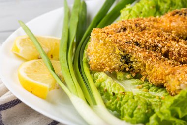 Lezzetli balık tabağı tablo yakın çekim üzerinde pişmiş