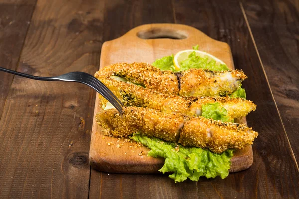 bir ahşap tahta üzerinde kızarmış balık