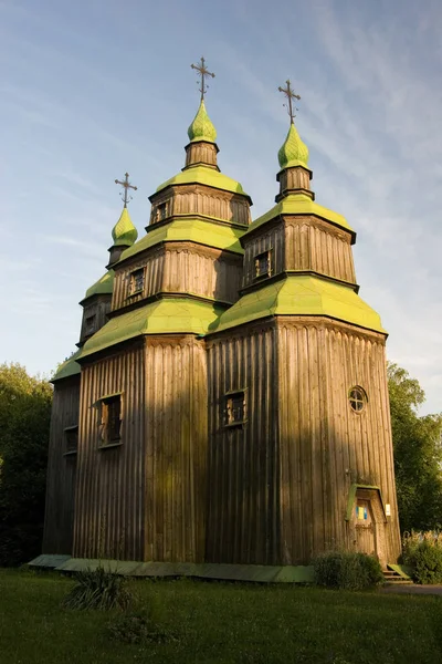 Деревянная церковь в парке — стоковое фото