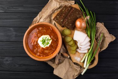 Pancar çorbası çorba koyu ahşap masa üzerinde