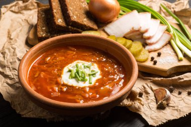 Borsch çorbası koyu ahşap masa üzerinde