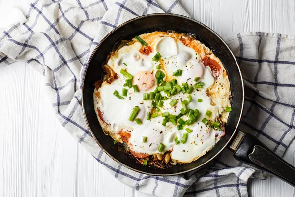 Desayuno en la mesa: un huevo frito en sartén — Foto de Stock