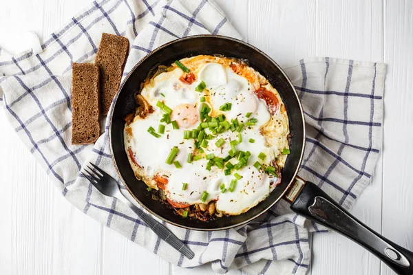 Desayuno en la mesa: un huevo frito en sartén — Foto de Stock