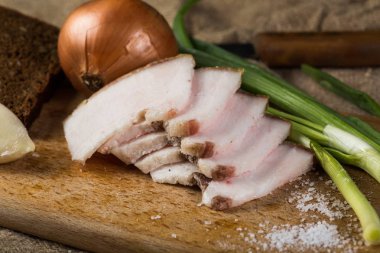 pastırma, çavdar ekmeği ahşap oyun tahtası