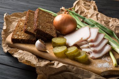 pastırma, çavdar ekmeği ahşap oyun tahtası