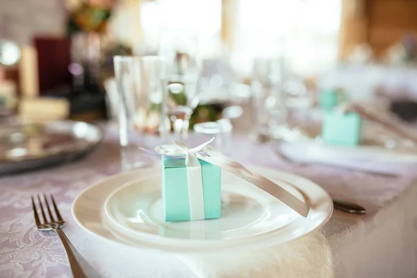 Marcações de mesa de casamento com bela decoração — Fotografia de Stock