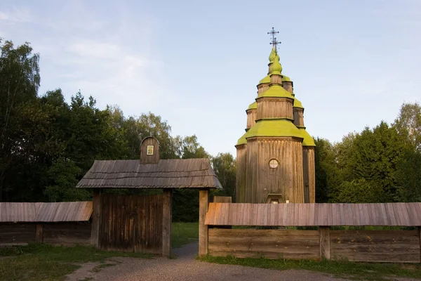 Деревянная церковь в парке — стоковое фото