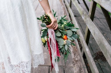 Güzel düğün buketi Gelinin ellerinde