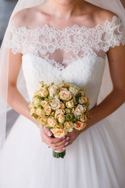 Güzel düğün buketi Gelinin ellerinde