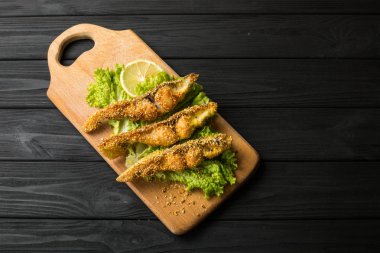 Ahşap rustik boyutunda bir tahta üzerinde çıtır çıtır kızarmış balık