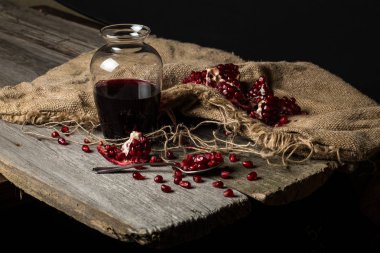 Nar suyu, tohum ve kaşık ile sürahi