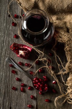 Nar suyu, nar taneleri bir kaşık ile sürahi