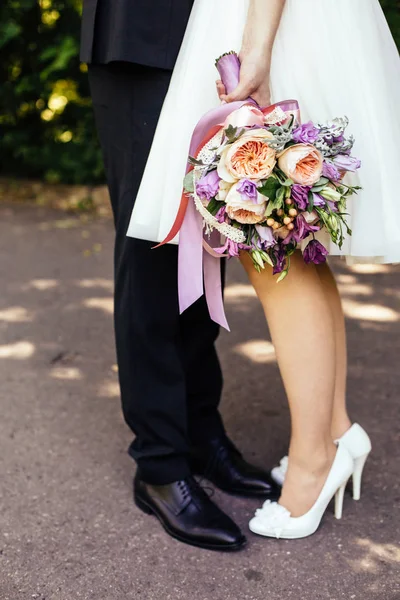 Gelin ve damat bir parkın yanında oturan