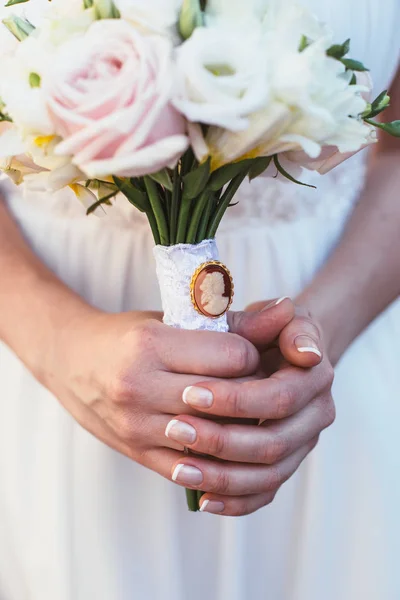 El ramo hermoso de boda en las manos de la novia —  Fotos de Stock