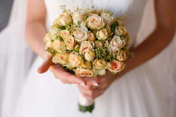 El ramo hermoso de boda en las manos de la novia — Foto de Stock