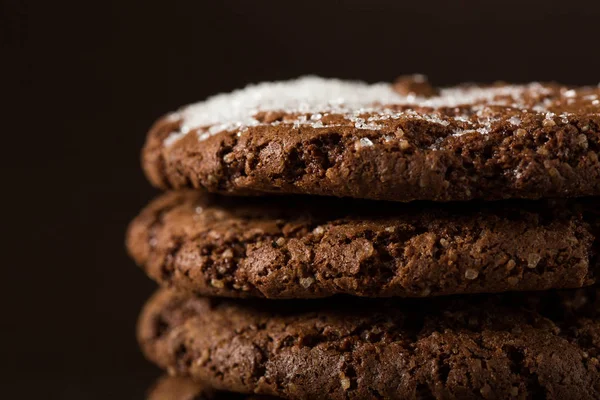 Στοιβάζονται μπισκότα τσιπ σοκολάτας που πυροβόλησε με επιλεκτική εστίαση — Φωτογραφία Αρχείου