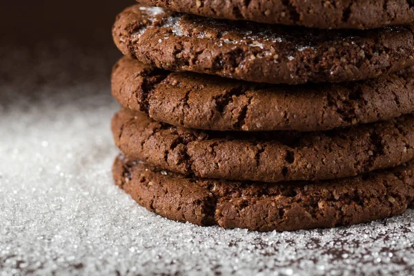 Galletas de chispas de chocolate apiladas con enfoque selectivo —  Fotos de Stock