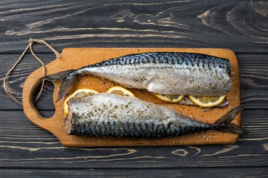 Masada limonlu taze deniz balık