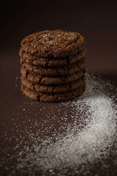 Στοιβάζονται μπισκότα τσιπ σοκολάτας που πυροβόλησε με επιλεκτική εστίαση — Φωτογραφία Αρχείου