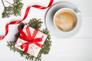 Kırmızı kurdele yay ile beyaz hediye kutusu. Boxing Günü