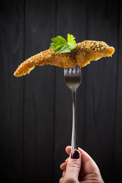 Trozos de pescado frito en un tenedor —  Fotos de Stock