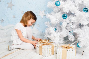 küçük kız şerit bir Noel hediyesi bağcıklı.
