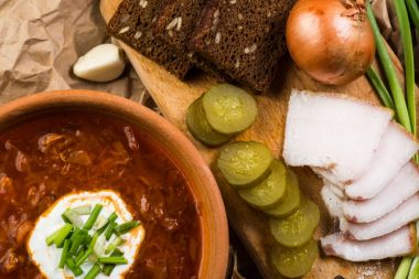 Borsch çorbası koyu ahşap masa üzerinde