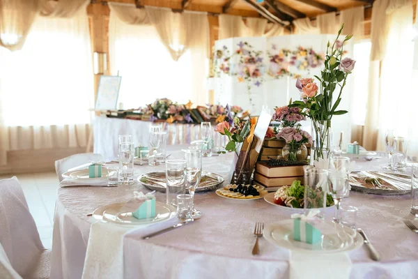 Düğün masa randevuları güzel dekorlu — Stok fotoğraf