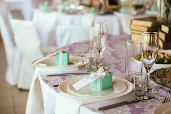 Marcações de mesa de casamento com bela decoração — Fotografia de Stock