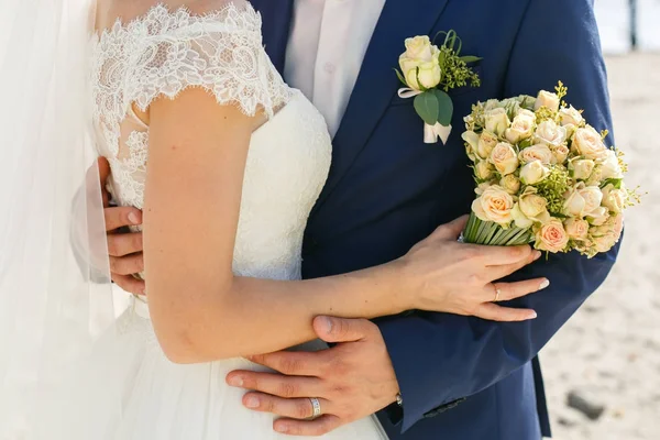 Beautiful wedding bouquet in hands of the bride — Stock Photo, Image