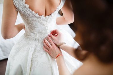 nedime elbise gelin yardımcı oluyor