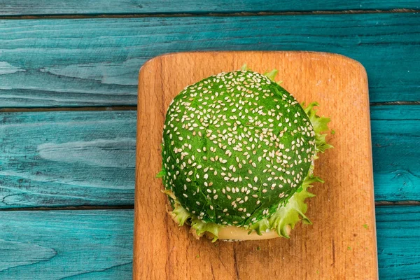 Hamburguesa verde fresca sobre fondo verde — Foto de Stock