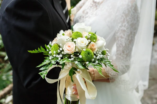 Beautiful wedding bouquet — Stock Photo, Image