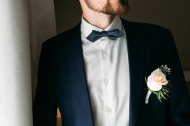 Damat yaka üzerinde yaka çiçeği