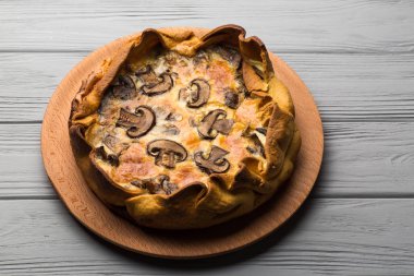 Quishe ahşap plaka üzerinde mantar ile