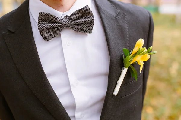 Boutonniere on the lapel of the groom — Stock Photo, Image