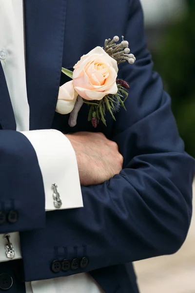 Бутоньєрка на колінах нареченого — стокове фото