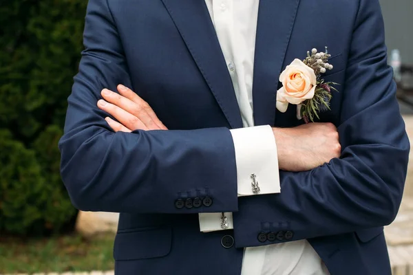 Boutonniere-a hajtóka a vőlegény — Stock Fotó