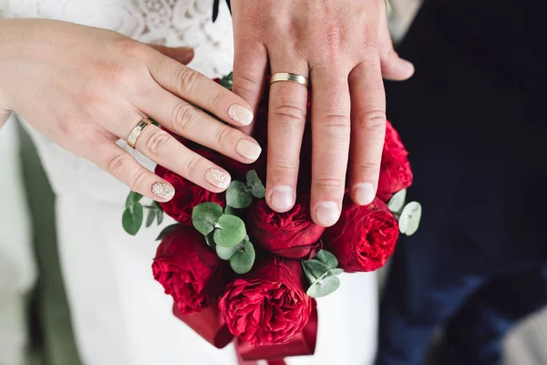 花嫁のブーケと両手の詳細 — ストック写真